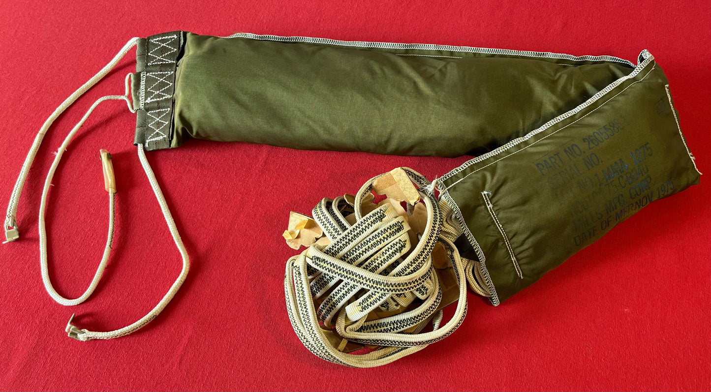 U.S Vietnam Era Parachute Pack / 1975 Dated / Military Issue - Mills MFG. Corp