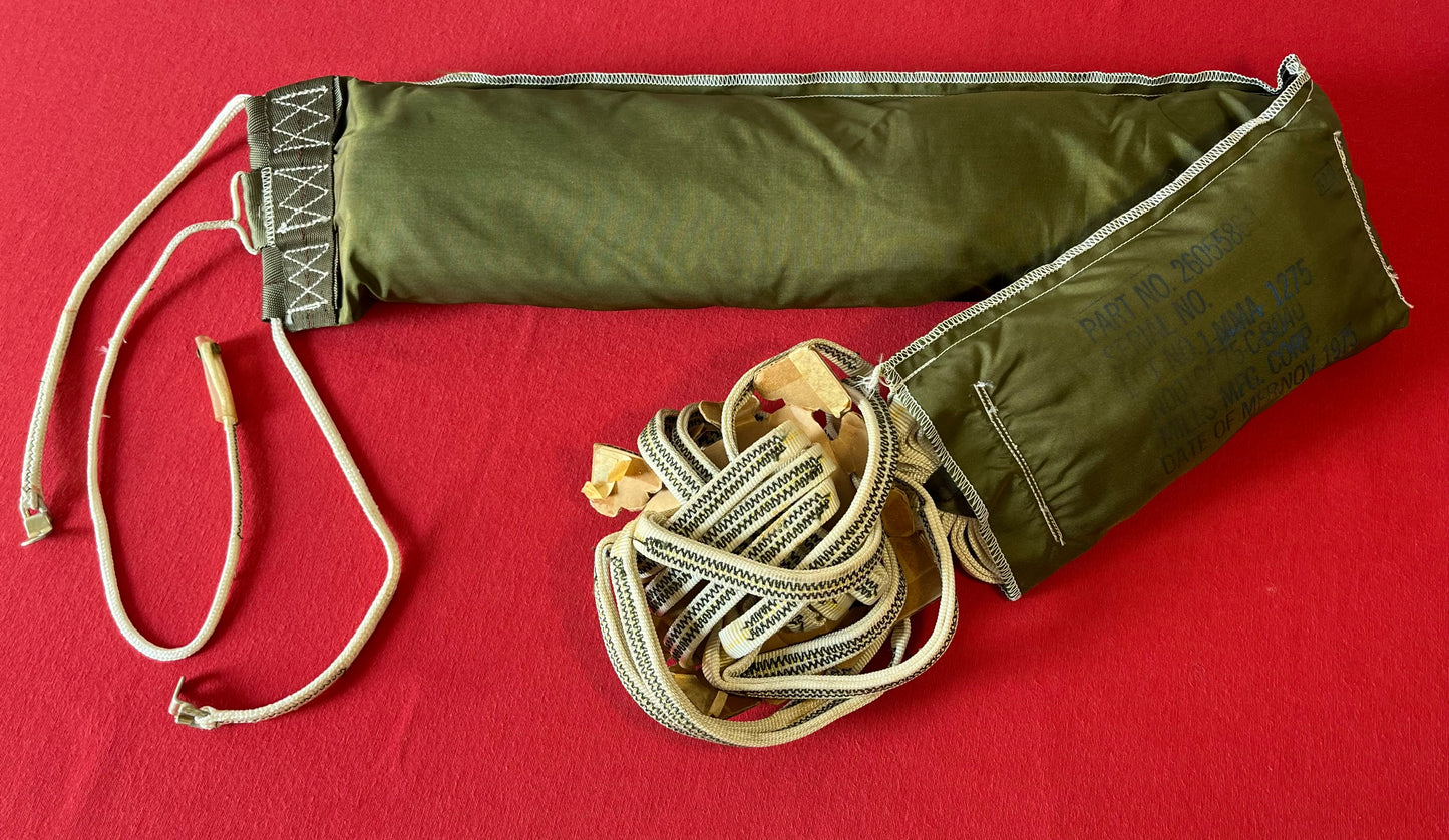 U.S Vietnam Era Parachute Pack / 1975 Dated / Military Issue - Mills MFG. Corp