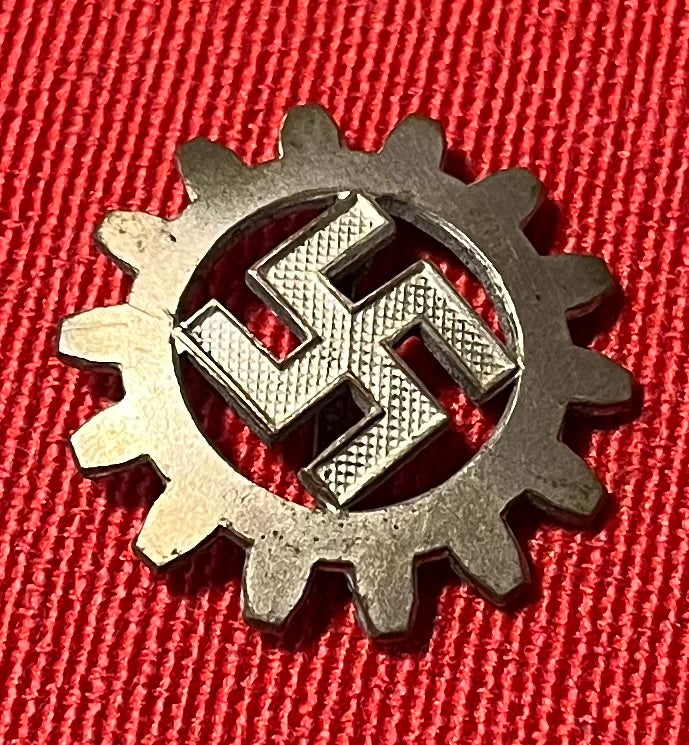 WW2 German NSDAP / DAF Party Membership Badge / RZM 1935