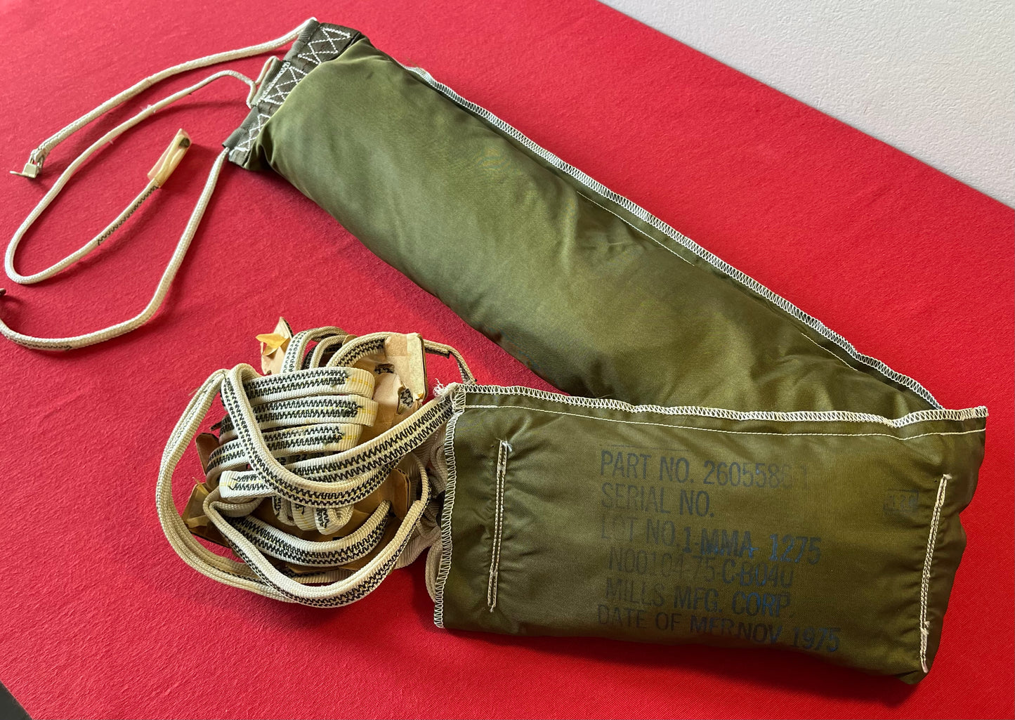 U.S Vietnam Era Parachute Pack / 1975 Dated / Military Issue - Mills MFG. Corp