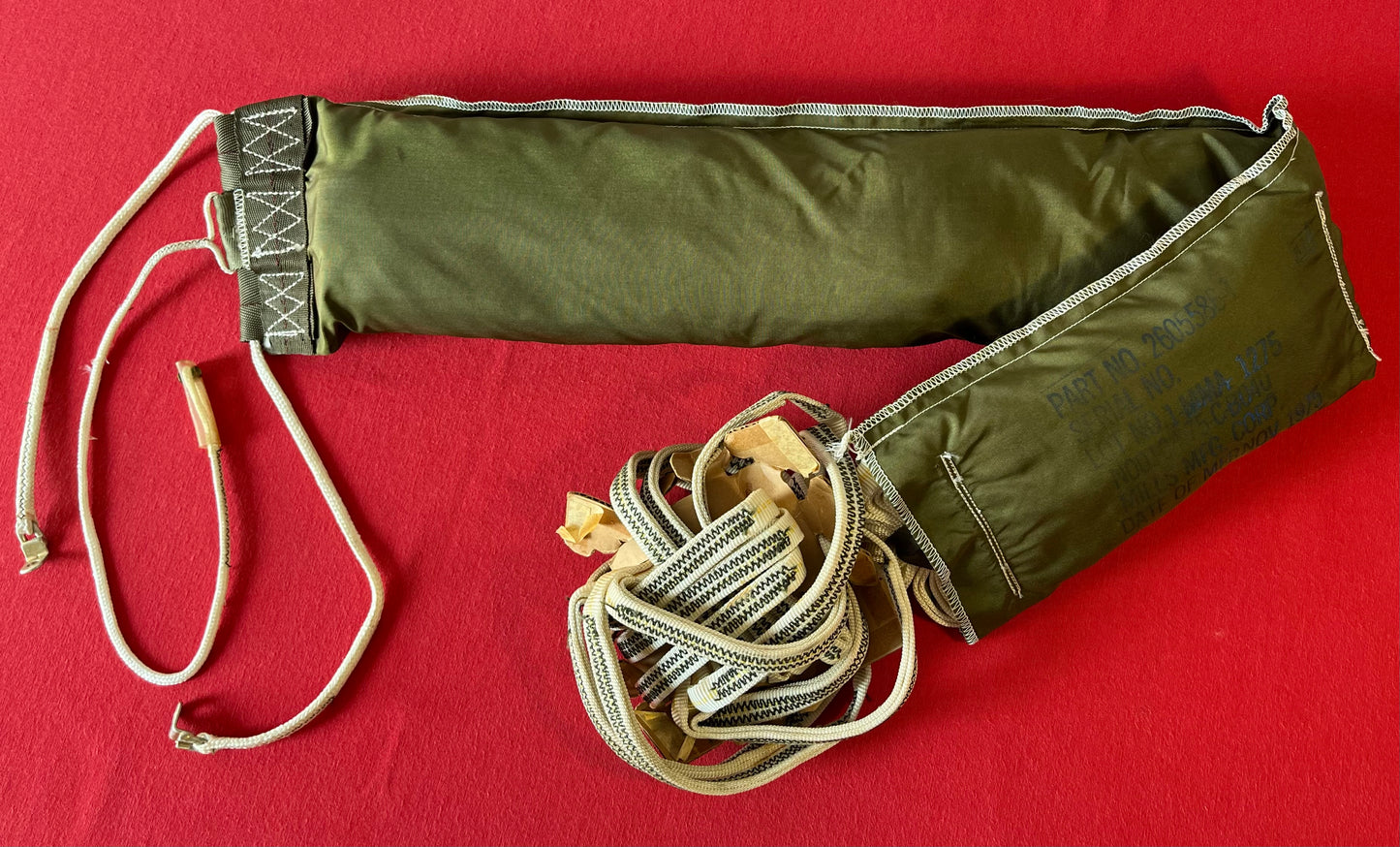 U.S Vietnam Era Parachute Pack / 1975 Dated / Military Issue - Mills MFG. Corp