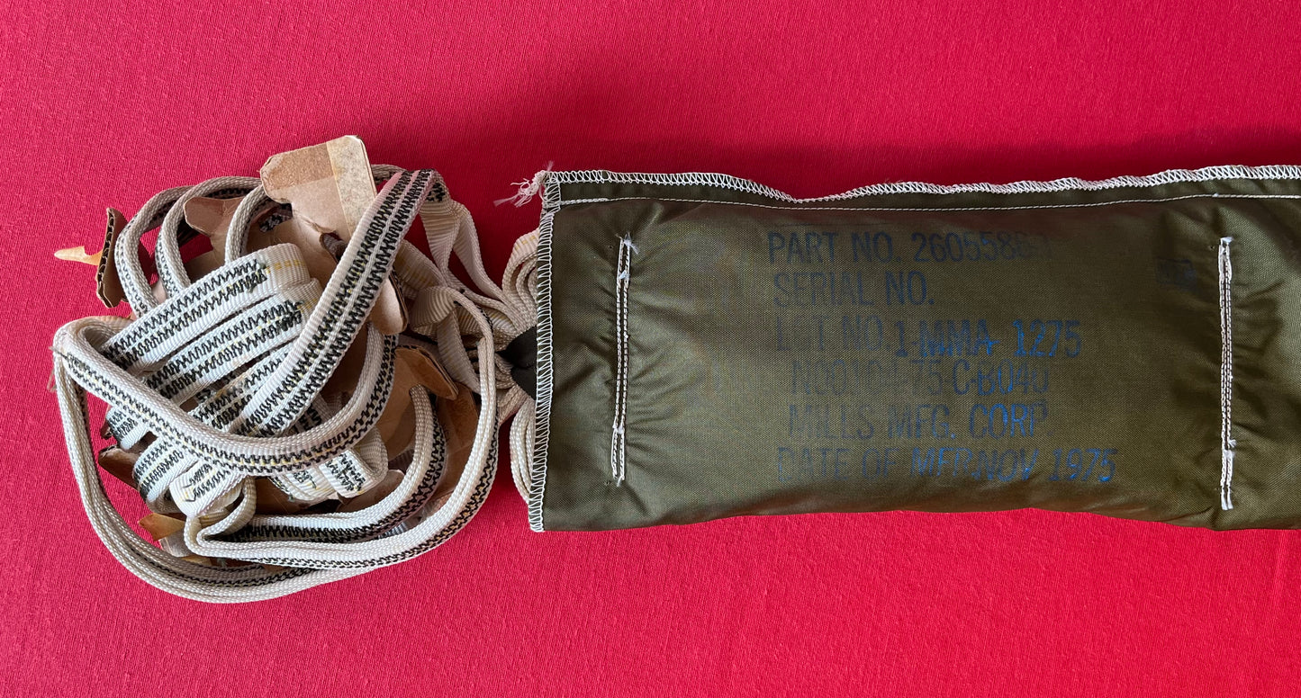 U.S Vietnam Era Parachute Pack / 1975 Dated / Military Issue - Mills MFG. Corp