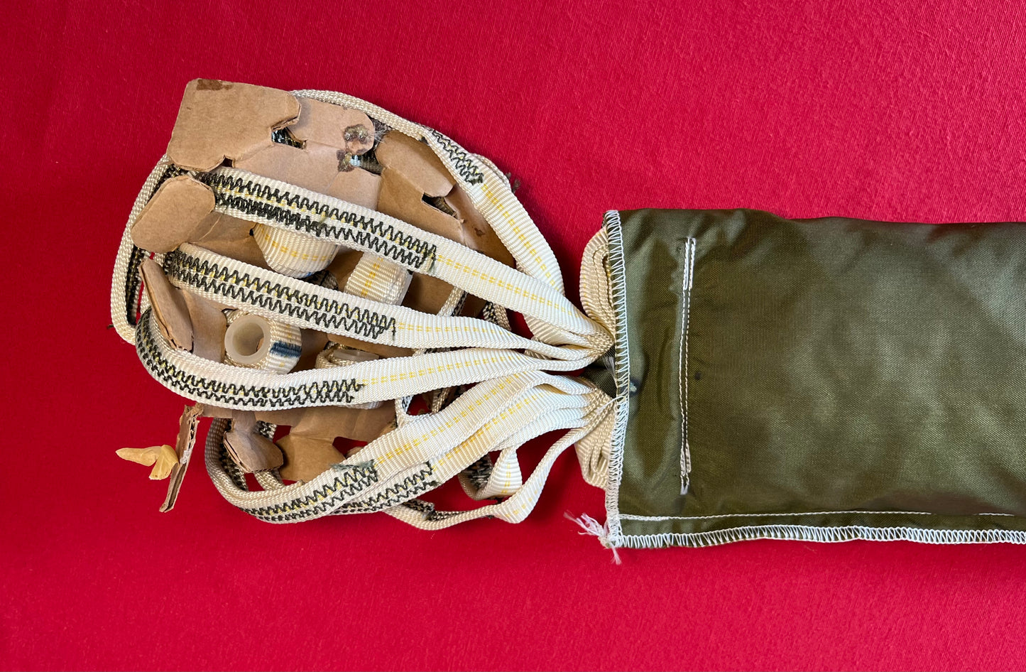 U.S Vietnam Era Parachute Pack / 1975 Dated / Military Issue - Mills MFG. Corp