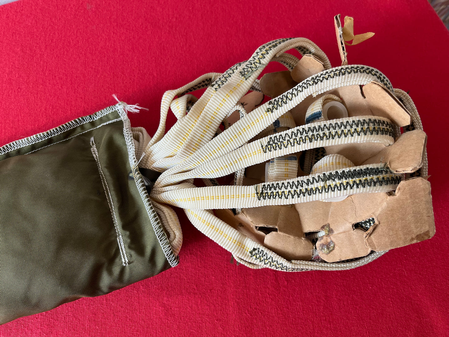 U.S Vietnam Era Parachute Pack / 1975 Dated / Military Issue - Mills MFG. Corp