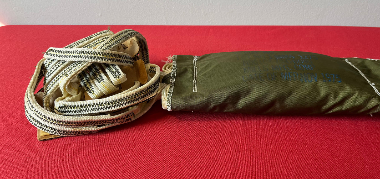 U.S Vietnam Era Parachute Pack / 1975 Dated / Military Issue - Mills MFG. Corp