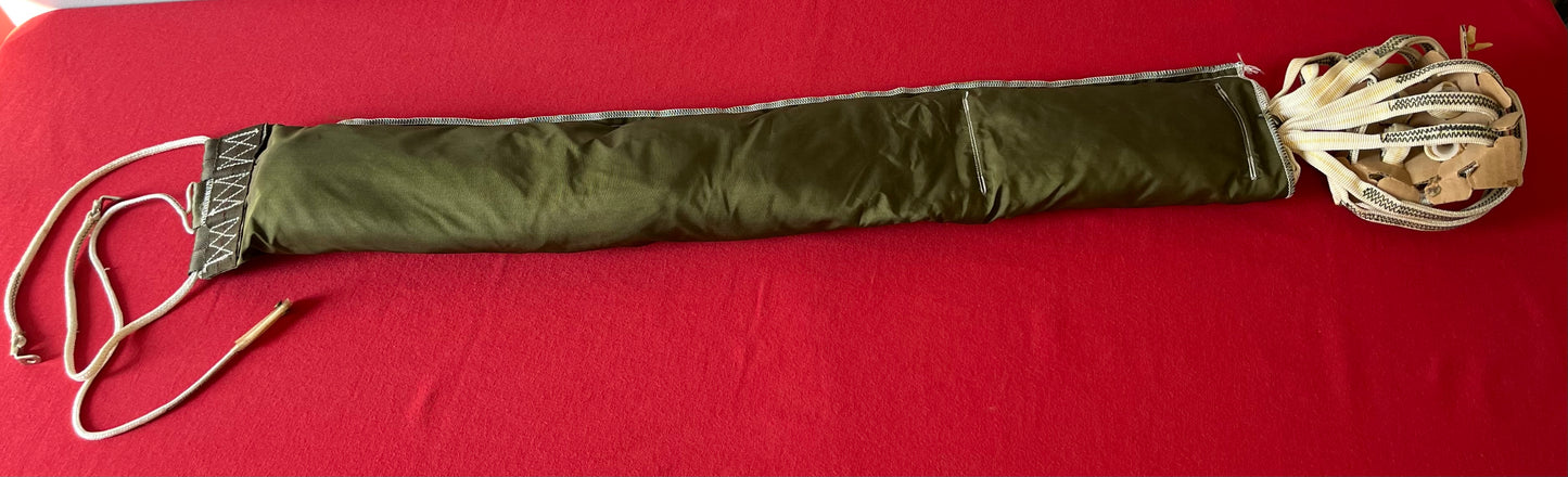 U.S Vietnam Era Parachute Pack / 1975 Dated / Military Issue - Mills MFG. Corp