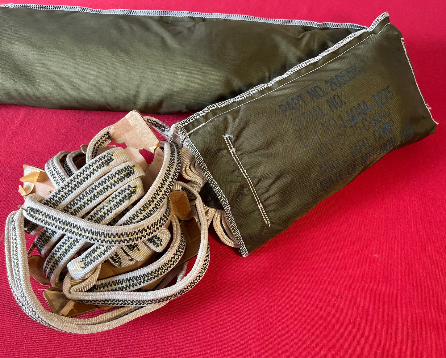 U.S Vietnam Era Parachute Pack / 1975 Dated / Military Issue - Mills MFG. Corp